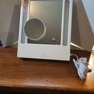 STAND UP RIGHT MAKE-UP MIRROR WITH LIGHTS MADE BY CONAIR